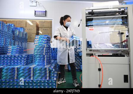Zunyi, Chinas Provinz Guizhou. 18.. November 2022. Ein Arbeiter wickelt in einem Werk im Landkreis Suiyang, südwestlich der Provinz Guizhou, Zahnpasta aus Geißbären, ein, das verpackt wurde, 18. November 2022. In den letzten Jahren nutzt der Landkreis Suiyang lokale Ressourcen, um charakteristische Industrien wie die Geißelanpflanzung und die Lebensmittelindustrie zu entwickeln, um die landwirtschaftliche Entwicklung zu fördern und das Einkommen der Landwirte zu erhöhen. Quelle: Deng Gang/Xinhua/Alamy Live News Stockfoto