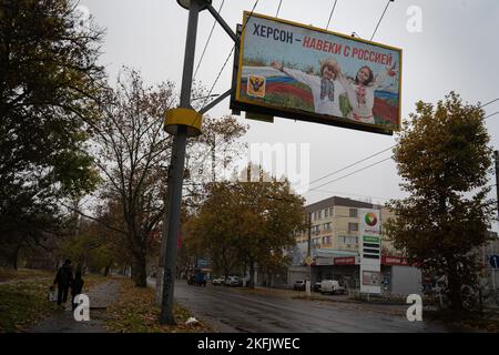 Cherson, Ukraine. 17.. November 2022. Auf der Straße ist ein russisches Propagandaschild zu sehen, das sagt: „Cherson, für immer mit Russland“. Die Bewohner von Kherson sind immer noch überglücklich über die Befreiung der Stadt und setzen mehr als 8 Monate der Besetzung zu Ende. Dennoch verfügt die südliche regionale Hauptstadt noch immer über keinen Strom, kein Wasser und ein Minimum an Signal- und Nahrungsmittelversorgung. (Foto von Ashley Chan/SOPA Images/Sipa USA) Quelle: SIPA USA/Alamy Live News Stockfoto
