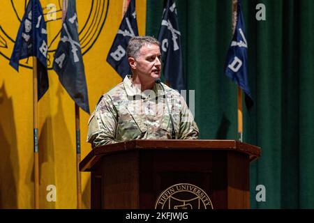 Brig. General Stephen Rhoades, Kommandant, Land Component Command, Ohio Army National Guard, spricht mit den Soldaten des Bataillons 1., 148. Infanterie-Regiment während einer Zeremonie zur Dienstaufruf für die Einheit im Heminger Center der Tiffin University, 20. September 2022, in Tiffin, Ohio. Elemente des Kampfteams der 37. Infanterie-Brigade der Ohio Army National Guard führten im Vorfeld eines etwa einjährigen Einsatzes zur Unterstützung der kombinierten Joint Task Force – Operation Inhärent Resolve – Dienstaufrufe für ihre Einheiten durch. Stockfoto