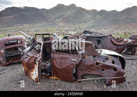 Alte rostige Autos im Autokorral in der Charley Browns Cabin-Gegend in der Mojave-Wüste Stockfoto