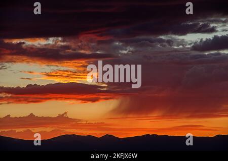 Dramatischer Sonnenaufgang über dem Owens-Tal mit Virga-Regen, der nicht den Boden erreicht Stockfoto