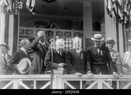 Shadow Lawn, Nj. - Weisses Haus im Sommer, Notifikationszeremonien, Portico-Gruppe: Unident.; Tumulty; Homer S. Cummings; Vance McCormick von Pa; Henry Morganthau; Gov. Feldspieler von NJ.; Senator Marcus Coolidge von Ma.; Unident., 1916. Stockfoto