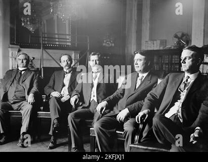 Senat, Ausschüsse - Unterausschuss Bildung und Arbeit zur Untersuchung der Bedingungen im Paint Creek District von West Virginia. Wird manchmal als „Trike Inv. Komm.' Senatoren James Edgar Martine aus New Jersey; John Knight Shields aus Tennessee; Swanson aus Virginia; William E. Borah aus Idaho; William Squire Kenyon aus Iowa, 1913. Stockfoto