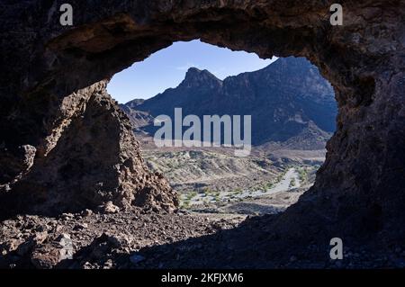 Natursteinfenster mit Blick auf die Whipple Mountains in der östlichen kalifornischen Mojave-Wüste Stockfoto