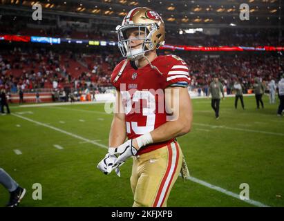 Santa Clara, Usa. 13.. November 2022. San Francisco 49ers läuft zurück Christian McCaffrey (23) geht nach einem 22-16 gegen die Los Angeles Chargers im Levi's Stadium am 13. November 2022 in Santa Clara, Kalifornien, vom Feld. (Foto: Nhat V. Meyer/Bay Area News Group/TNS/Sipa USA) Quelle: SIPA USA/Alamy Live News Stockfoto