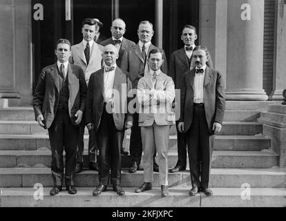 Reed, Daniel Alden, Dozent Für Com. Und Zivilsubjekten. Rep. Aus New York, 1919-. 2. von rechts, hinten, mit nicht identifizierter Gruppe, 1918. Stockfoto