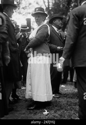 Mittagessen am Roten Kreuz auf dem Rasen von General Scott - Mrs. Hugh L. Scott, 1917. Stockfoto