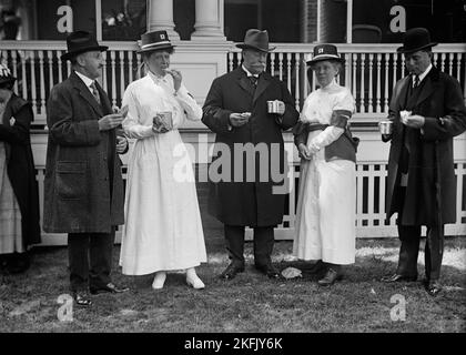 Mittagessen am Roten Kreuz auf dem Rasen von General Scott - nicht identifiziert; Boardman; Taft; Mrs. Scott; Davison, 1917. Stockfoto