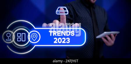 Zeichen mit Trendanzeige 2023. Das Wort für die vorherrschende Tendenz des kommenden Jahres wird online ausführlich diskutiert Stockfoto