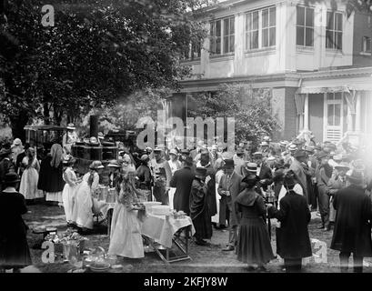 Mittagessen am Roten Kreuz auf dem Rasen von General Scott - Ansicht von General, 1917. Stockfoto