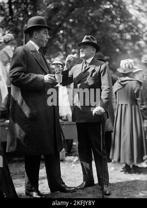 Rotes Kreuz Mittagessen auf General Scott's Lawn - Charles D. Norton, links, 1917. Stockfoto