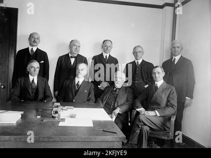 Eisenbahn-Beirat - Standing: Hale Holden; Edward Chambers; Walker D. Hines; John Barton Payne; Oscar E. Price. Sitzen: A.H. Smith; John Skelton Williams; Henry Walters; W.G. Mcadoo, 1917. Stockfoto