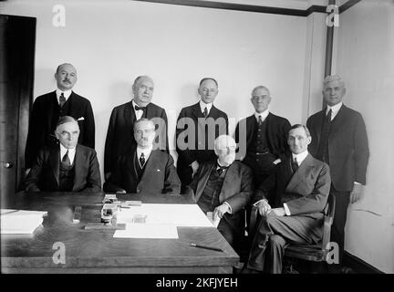 Eisenbahn-Beirat - Standing: Hale Holden; Edward Chambers; Walker D. Hines; John Barton Payne; Oscar E. Price. Sitzen: A.H. Smith; John Skelton Williams; Henry Walters; W.G. Mcadoo, 1917. Stockfoto