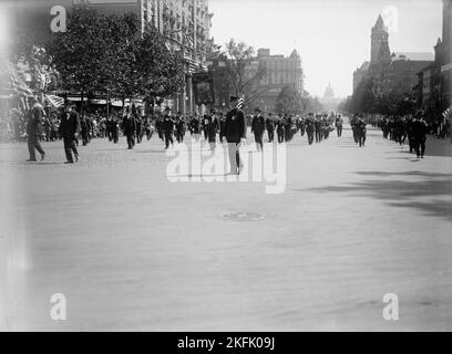 Parade auf der Pennsylvania Ave., zwischen 1910 und 1921. Stockfoto