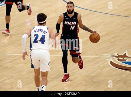 Washington, USA. 18.. November 2022. WASHINGTON, DC - 18. NOVEMBER: Washington Wizards Forward Corey Kisspert (24) verteidigt gegen Miami Heat Forward Caleb Martin (16) während eines NBA-Spiels zwischen den Washington Wizards und dem Miami Heat am 18. November 2022 in der Capital One Arena in Washington, DC. (Foto von Tony Quinn/SipaUSA) Quelle: SIPA USA/Alamy Live News Stockfoto