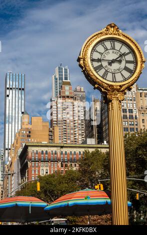 Die Sidewalk Clock auf der Fifth Avenue gegenüber dem Madison Square Park ist ein Wahrzeichen von NYC, USA 2022 Stockfoto