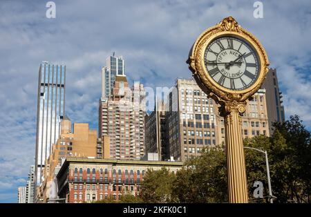 Die Sidewalk Clock auf der Fifth Avenue gegenüber dem Madison Square Park ist ein Wahrzeichen von NYC, USA 2022 Stockfoto