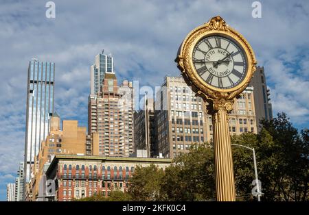 Die Sidewalk Clock auf der Fifth Avenue gegenüber dem Madison Square Park ist ein Wahrzeichen von NYC, USA 2022 Stockfoto