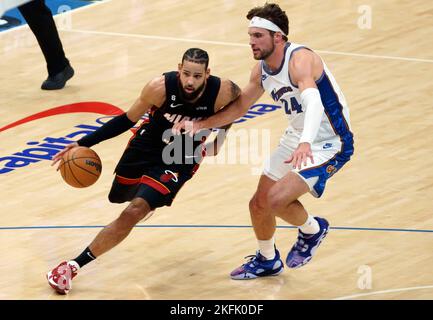 Washington, USA. 18.. November 2022. WASHINGTON, DC - 18. NOVEMBER: Miami Heat Forward Caleb Martin (16) fährt während eines NBA-Spiels zwischen den Washington Wizards und dem Miami Heat am 18. November 2022 in der Capital One Arena in Washington, DC, an den Washington Wizards Forward Corey Kisspert (24) vorbei. (Foto von Tony Quinn/SipaUSA) Quelle: SIPA USA/Alamy Live News Stockfoto