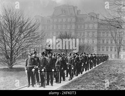 Neujahrsempfang im Weißen Haus - Admiral Dewey, linke Front und Offiziere starten für das Weiße Haus. Admiral Bob Evans ist 3. von vorne, rechts, 1905. Stockfoto