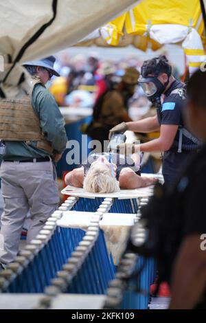 Dienstmitglieder, die der Hawaii National Guard’s Chemical, Biological, Radiological, Nuclear, Und hochertragreiche Sprengstoffe Enhanced Response Force Package führen Suche und Extraktion, medizinische Bewertung, Kommando und Kontrolle, Feldfütterung und erste Hilfe für Opfer an einem simulierten Katastrophenort während einer externen Evaluierungsschulung in Kalaeloa, Hawaii, am 21. September 2022 durch. (Foto DER US Air National Guard von Meister Sgt Andrew Lee Jackson) Stockfoto