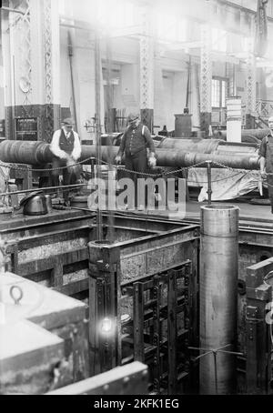 Navy Yard, U.S., Washington - 14-Zoll-Waffe; verschiedene Operationen in Shrinking Jacket On IT, 1917. Stockfoto