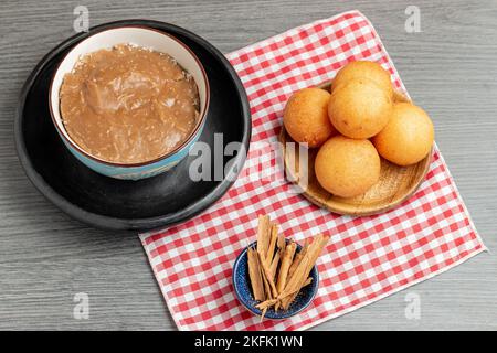 buñuelos und Natilla kolumbianische Küche Stockfoto