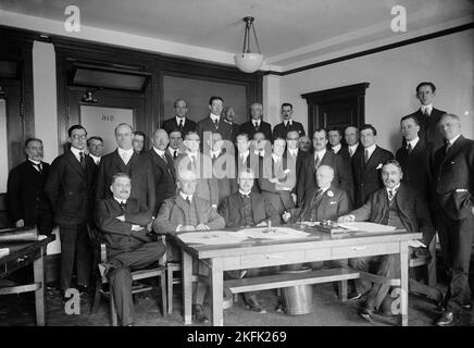 Nat. Beratungsmitteilung Für Luftfahrt - Treffen der Exekutive. Ausschuss mit der Aircraft Manufacturers Assn., abgehalten im Munsey Bldg. Sitzen: Dr. S.W. Stratton; Dr. Jos. S. Ames; Admiral D. W. Taylor; Dr. Chas. D. Wolcott, Vorsitzender; Dr. M.I. Pufin. Auf dem Boden: Dr. W. Christmas; 5 Unidentifiziert; Sidney D. Waldon; Chas. F., März 2017. Stockfoto