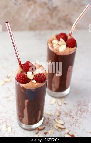 keto freundlicher Mandelschokolade-Smoothie mit Himbeeren Stockfoto