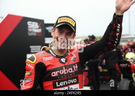 Victoria, Australien. 19.. November 2022. Alvaro Bautista (ESP) fährt für Aruba.it Rennposen für Fotos mit den Medien, nachdem sie den ersten Platz für den Tissot SuperPoll während der australischen Grand Ridge Runde 2022 der MOTUL FIM Superbike Weltmeisterschaft 2022 auf Phillip Island, Australien, am 19 2022. November belegte - Bildquelle: brett keating/Alamy Live News Stockfoto