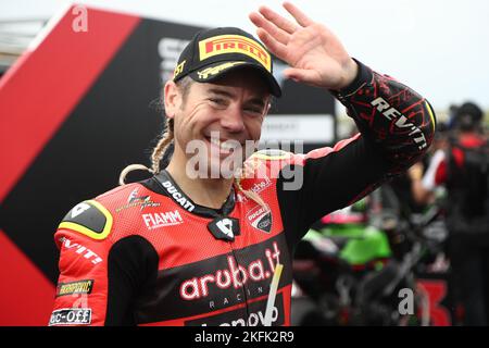 Victoria, Australien. 19.. November 2022. Alvaro Bautista (ESP) fährt für Aruba.it Rennposen für Fotos mit den Medien, nachdem sie den ersten Platz für den Tissot SuperPoll während der australischen Grand Ridge Runde 2022 der MOTUL FIM Superbike Weltmeisterschaft 2022 auf Phillip Island, Australien, am 19 2022. November belegte - Bildquelle: brett keating/Alamy Live News Stockfoto