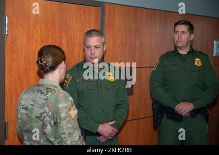 Chief Patrol Agent David BeMiller, U.S. Customs and Border Protection, Blaine Sector, Und der für die US-amerikanische Militärbehörde Corey Lindsay, CBP, Station Bellingham, verantwortlich ist, sprach mit Oberstleutnant der US-Armee, Sarah Thompson, Leiterin des Nachrichtendienstes des Alaskan Command, während eines Besuchs der US-amerikanischen Militärbehörde CBP im kombinierten Hauptquartier der Alaska North American Aerospace Defense Command Region, ALCOM, Und 11. Air Force auf Joint Base Elmendorf-Richardson, Alaska, September 21. Der Zweck dieses Besuchs war, dass ALCOM mit CPB-Partnern zusammentreffen sollte, um die Beziehungen zwischen den Behörden zu stärken und die gemeinsamen Ziele der Verteidigung des Vaterlandes zu diskutieren. Stockfoto