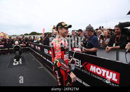 Victoria, Australien. 19.. November 2022. Alvaro Bautista (ESP) fährt für Aruba.it Racing-Gespräche mit den Medien, nachdem sie den ersten Platz für die Tissot SuperPoll während der australischen Grand Ridge Runde 2022 der MOTUL FIM Superbike Weltmeisterschaft 2022 auf Phillip Island, Australien, am 19 2022. November belegte - Bildquelle: brett keating/Alamy Live News Stockfoto