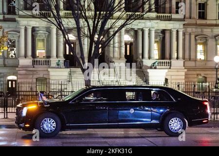 US-Präsident Joe Biden kehrt in der Präsidentenlimousine, die als „das Biest“ bekannt ist, von einem Hochzeitsempfang für seine Enkelin Naomi Biden, die morgen Peter Neal in Washington, DC, heiratet, ins Weiße Haus zurück, am Freitag, den 18. November 2022. Foto von Al Drago/UPI Stockfoto