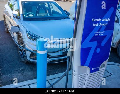 BYD Design Atto 3 Aufladen des Elektrofahrzeugs am NRMA-Ladegerät in Glen Innes, New South wales, australien Stockfoto