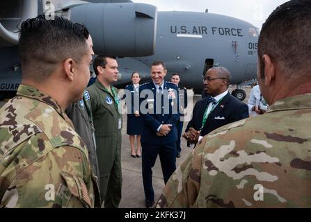 Botschafter Reuben E. Brigety II, US-Botschafter in der Republik Südafrika, besucht US-Dienstmitglieder während der Afrikaaersopace- und Verteidigungsausstellung 2022, 21. September 2022, auf der Waterkloof Air Force Base in Centurion, Südafrika. Die Unterstützung der AAD ist die Verkörperung des Engagements des U.S. Africa Command für seine afrikanischen Partner. Stockfoto