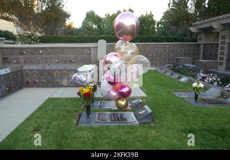 Los Angeles, California, USA 16.. November 2022 Ballone auf Grab im Pierce Brothers Westwood Village Memorial Park am 16. November 2022 in Los Angeles, Kalifornien, USA. Foto von Barry King/Alamy Stockfoto Stockfoto