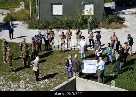 Perry Doerr, Chief Training Branch, United States Army Europe and Africa Mission Support Element Vicenza, Centre, erklärt den Teilnehmern des Workshops zum Thema Sustainable Training Area Management, Pordenone, Italien, am 21. September 2022, das Projekt für den Bau einer neuen Einrichtung im Dandolo Trainingsbereich. Der Veranstaltungsdialog sollte eine sich entwickelnde Beziehung zwischen militärischen und zivilen Vertretern stärken und verbessern. Stockfoto