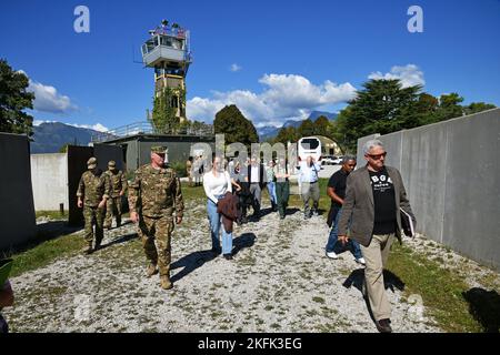 Perry Doerr, Chief Training Branch, United States Army Europe Mission Support Element Vicenza, Center, erklärt den Teilnehmern des Workshops zum Thema Sustainable Training Area Management, Pordenone, Italien, am 21. September 2022, das Projekt für den Bau einer neuen Einrichtung im Trainingsbereich von Dandolo. Der Veranstaltungsdialog sollte eine sich entwickelnde Beziehung zwischen militärischen und zivilen Vertretern stärken und verbessern. Stockfoto