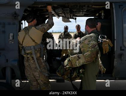 Airmen entladen ihre Ausrüstung von einem HH-60G Pave Hawk nach seinem letzten Flug, bevor sie zur 309. Aerospace Maintenance and Regeneration Group auf der Davis-Monthan Air Force Base, Arizona, am 21. September 2022 zurücktreten. Die Piloten für den letzten Flug der HH-60G Pave Hawk waren der US Air Force Col. Paul Sheets, 355. Wing Vizekommandant, und der US Air Force LT. Col Andrew Fink, 355. Wing Detachment Director of Operations auf der Nellis Air Force Base. Stockfoto