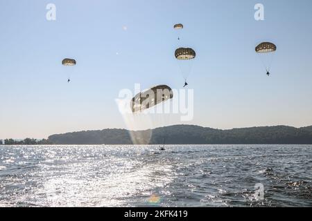 Anlässlich des 61.. Jahrestages der 5. Special Forces Group (Airborne) nahmen Soldaten am jährlichen Wassersprung während der Reunion Week im Paris Landing State Park, TN, Teil. Der Tag fand am 24. September 2022 statt. Stockfoto