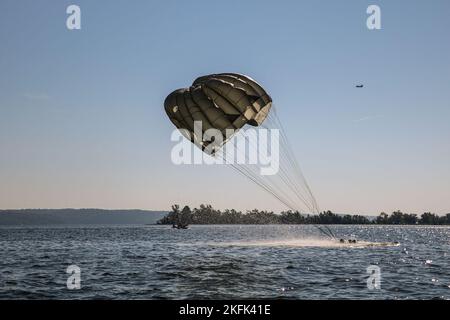 Anlässlich des 61.. Jahrestages der 5. Special Forces Group (Airborne) nahmen Soldaten am jährlichen Wassersprung während der Reunion Week im Paris Landing State Park, TN, Teil. Der Tag fand am 24. September 2022 statt. Stockfoto