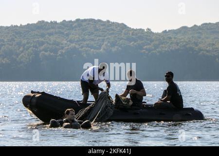 Anlässlich des 61.. Jahrestages der 5. Special Forces Group (Airborne) nahmen Soldaten am jährlichen Wassersprung während der Reunion Week im Paris Landing State Park, TN, Teil. Der Tag fand am 24. September 2022 statt. Stockfoto