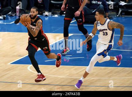 WASHINGTON, DC - 18. NOVEMBER: Miami Heat Forward Caleb Martin (16) entfernt sich von Washington Wizards Forward Kyle Kuzma (33) während eines NBA-Spiels zwischen den Washington Wizards und dem Miami Heat am 18. November 2022 in der Capital One Arena in Washington, DC. (Foto von Tony Quinn/SipaUSA) Stockfoto