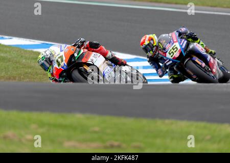 Phillip Island, Australien, 19. November 2022. Axel Bassani aus Italien auf der Motocorsa Racing Ducati, gefolgt von Andrea Locatelli aus Italien auf dem PATA Yamaha WorldSBK Team Yamaha während der Superpole bei der FIM World Superbike Championship 2022 auf dem Phillip Island Circuit am 18. November 2022 in Phillip Island, Australien. Kredit: Dave Hewison/Speed Media/Alamy Live Nachrichten Stockfoto