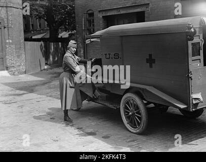 Harriman, Mrs. James Borden mit Ambulanz des Roten Kreuzes, 1917. Stockfoto