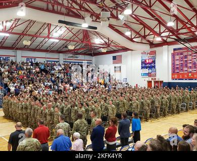 Soldaten des 1. Bataillons, des 134. Field Artillery Regiments, stehen während der Dienstaufruf-Zeremonie am 21. September 2022 an der Marysville High School in Marysville, Ohio, für die Nationalhymne zur Verfügung. Elemente des Kampfteams der 37. Infanterie-Brigade der Ohio Army National Guard führten im Vorfeld eines etwa einjährigen Einsatzes zur Unterstützung der kombinierten Joint Task Force – Operation Inhärent Resolve – Dienstaufrufe für ihre Einheiten durch. Stockfoto