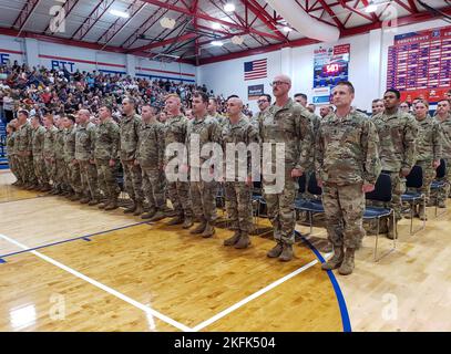 Soldaten des 1. Bataillons, des 134. Field Artillery Regiments, stehen während der Dienstaufruf-Zeremonie am 21. September 2022 an der Marysville High School in Marysville, Ohio, für die Nationalhymne zur Verfügung. Elemente des Kampfteams der 37. Infanterie-Brigade der Ohio Army National Guard führten im Vorfeld eines etwa einjährigen Einsatzes zur Unterstützung der kombinierten Joint Task Force – Operation Inhärent Resolve – Dienstaufrufe für ihre Einheiten durch. Stockfoto