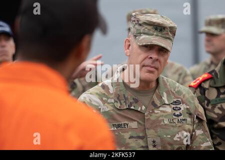 Ein Pilot der Royal Moroccan Armees informiert den Generalmajor der US-Armee, General Michael Turley, Adjutant General, Utah National Guard, über die Einsatzfähigkeiten des Bombardier 415 Superscoopers, 21. September 2022, in Kenitra, Marokko, Während der gemeinsamen Übung Maroc mantlet. Der Pilot beschrieb die Fähigkeiten der Royal Moroccan Armees mit einem Bombardier 415 Superscooper, um Brushbrände zu bekämpfen. Das Maroc-Mantlet profitiert sowohl den Vereinigten Staaten als auch Marokko beim Aufbau einer stärkeren Partnerschaft. Die aus- und Weiterbildung der Servicemitarbeiter in Utah und Marokko verbessert die Sicherheit, die beruflichen Beziehungen, Stockfoto