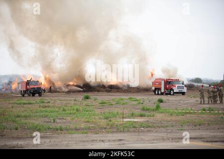 Mitglieder der Royal Moroccan Armed Forces demonstrieren in Kenitra, Marokko, am 21. September 2022 gegen ein Brushfeuer. Im Rahmen der gemeinsamen Übung Maroc mantlet. Das Feuer sollte die Fähigkeiten der Feuerwehrmannschaften der Royal Moroccan Armed Forces mit ihrem Bombardier 415 Superscooper demonstrieren. Das Maroc-Mantlet profitiert sowohl den Vereinigten Staaten als auch Marokko beim Aufbau einer stärkeren Partnerschaft. Die aus- und Weiterbildung der Servicemitarbeiter in Utah und Marokko verbessert die Sicherheit, die beruflichen Beziehungen sowie die Taktiken und Techniken. Stockfoto